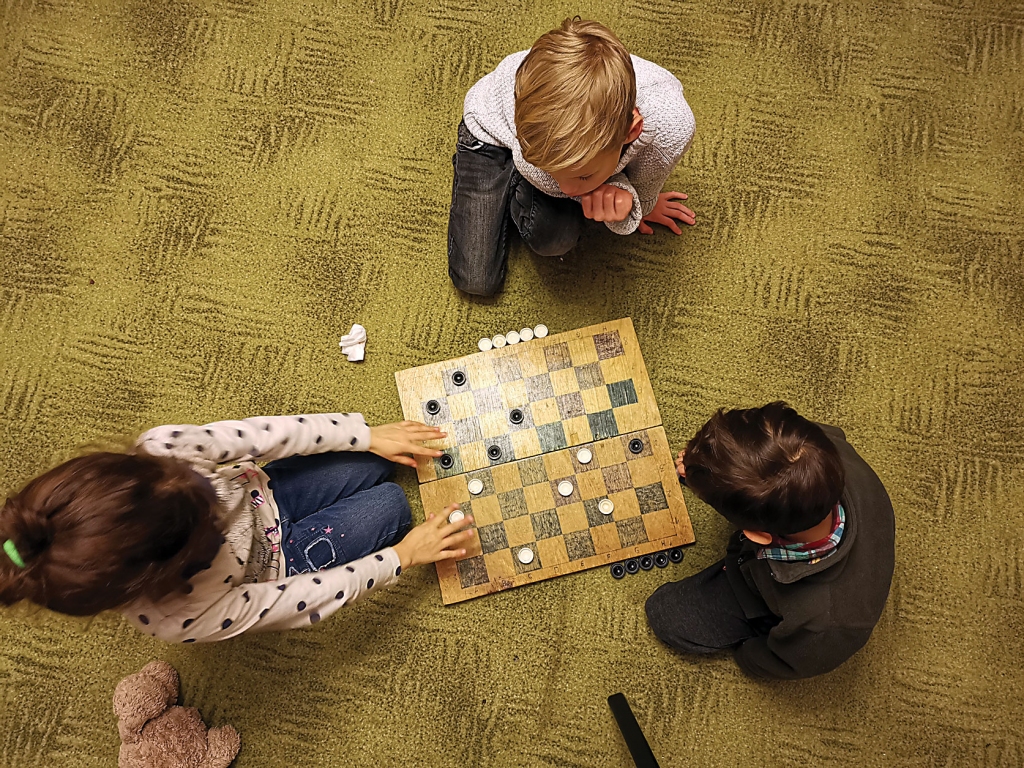 Lielie bērni, kas skolā pulciņā apgūst dambreti, pacietīgi māca noteikumus mazākajiem. Dambretes spēles laukumu var arī pašrocīgi izveidot uz lielākas papīra pamatnes.
Autors: Viktorija Slavinska-Kostigova