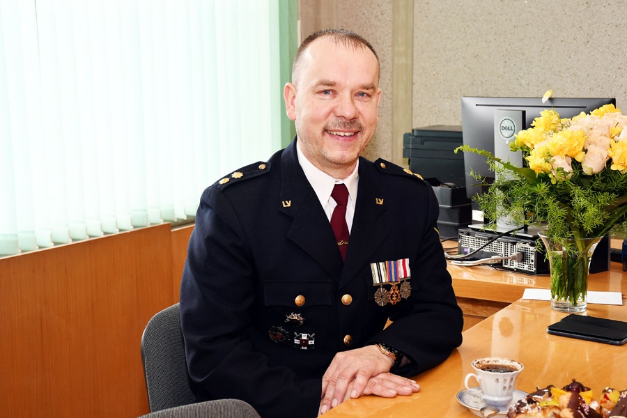 Ainars Stankevics pēdējā darbdienā savā kabinetā galda otrā pusē – atvērts sarunai un līdzās.
Autors: Ivars Bogdanovs