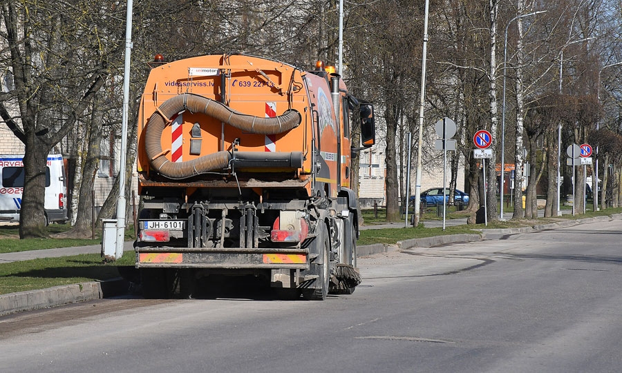 Atsevišķās pilsētas ielās var būt noteikti arī īslaicīgi stāvēšanas ierobežojumi, lai smilšu tīrīšanas transports varētu piekļūt ielas malām.
Autors: Ivars Bogdanovs