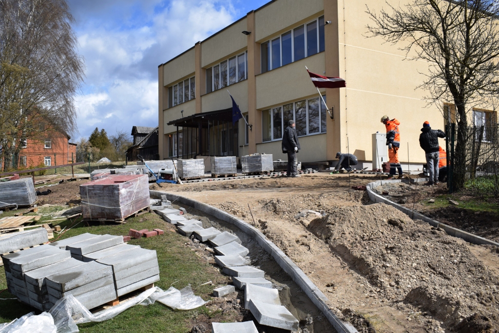 Skaistkalnē, pie Mazās skoliņas, pagājušajā nedēļā pabeigta laukuma bruģēšana. Lai darbi ātrāk ritētu uz priekšu, 16. aprīlī objektā strādāja septiņi vīri.
Autors: Žanna Zālīte