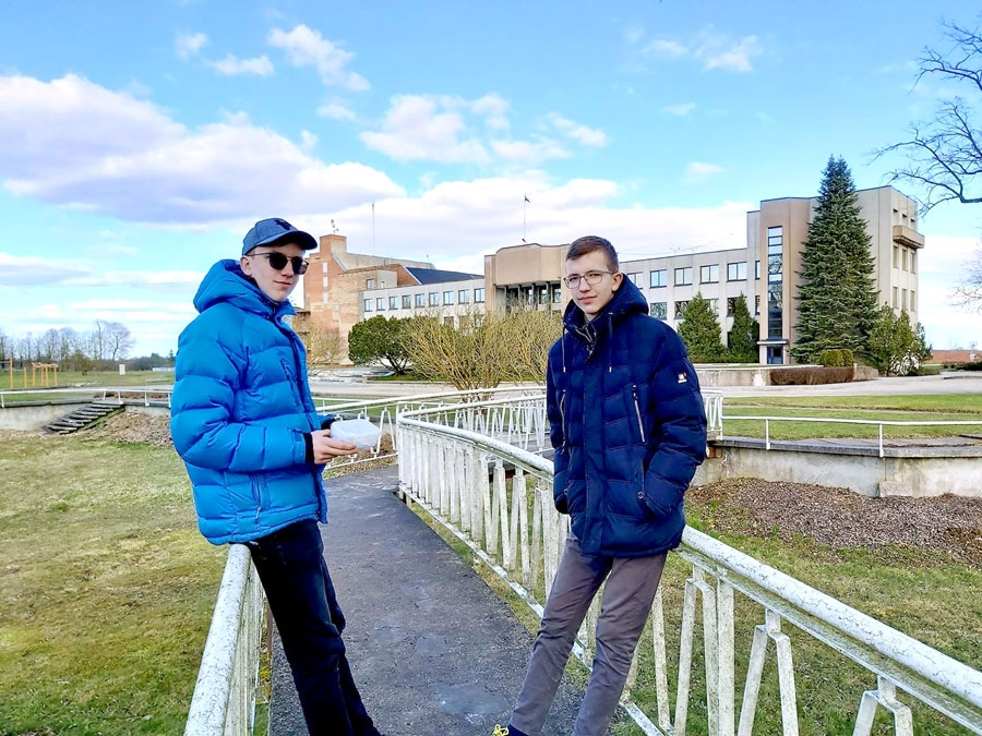 Kaspars un Kristers pie Uzvaras skolas.
Autors: no personiskā albuma