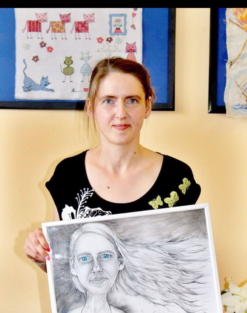 Jana Kociņa savas izstādes atklāšanā saņēmusi Bruno Baha zīmēto portretu-šaržu.