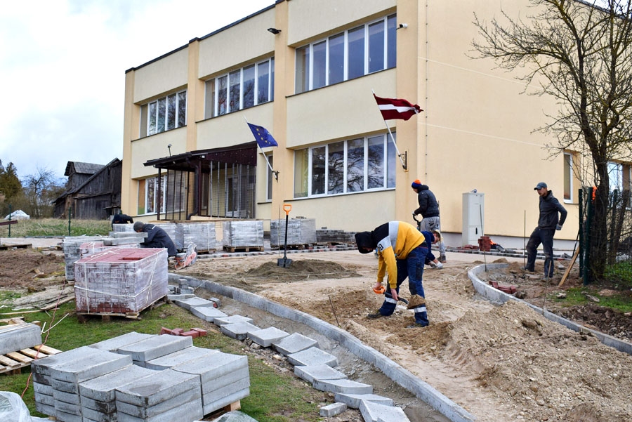 Skaistkalnē, pie Mazās skoliņas, pagājušajā nedēļā pabeigta laukuma bruģēšana. Lai darbi ritētu ātrāk, 16. aprīlī objektā strādāja septiņi vīri.
Autors: Žanna Zālīte