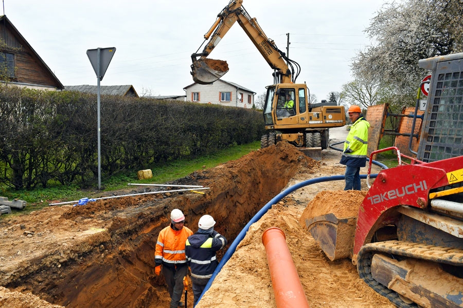 Būvnieki strādā Lauku ielā Iecavā. Sadzīves kanalizācijas ierīkošana nodrošinās labāku dzīves un vides kvalitāti ciemā.
Autors: Ivars Bogdanovs