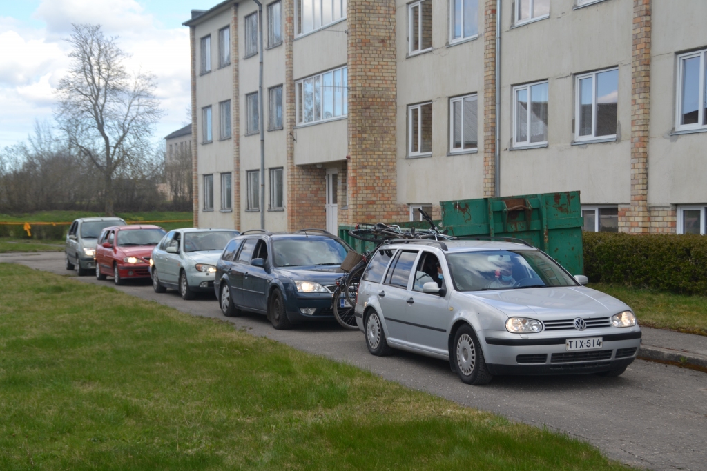 Bulgārijas valstspiederīgie piecās automašīnās devās uz robežpunktu Grenctālē.
Autors: Kaspars Kalējs