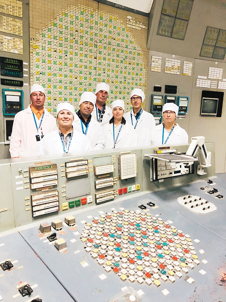 Madara kopā ar ģimeni trešā reaktora kontroltelpā. Kreisajā pusē iespējams redzēt sarkano AZ-5 pogu, kam bija jāaptur ceturtā reaktora darbība.
Autors: no personiskā arhīva