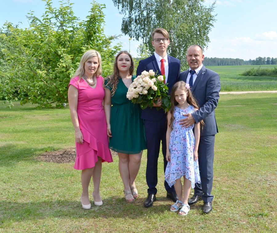 Stankevicu ģimene 2019. gadā Austra izlaidumā Bauskas 2. vidusskolā. No kreisās – Zaiga, Kristīne, Austris, Ainars un Evelīna.
Autors: no personiskā albuma