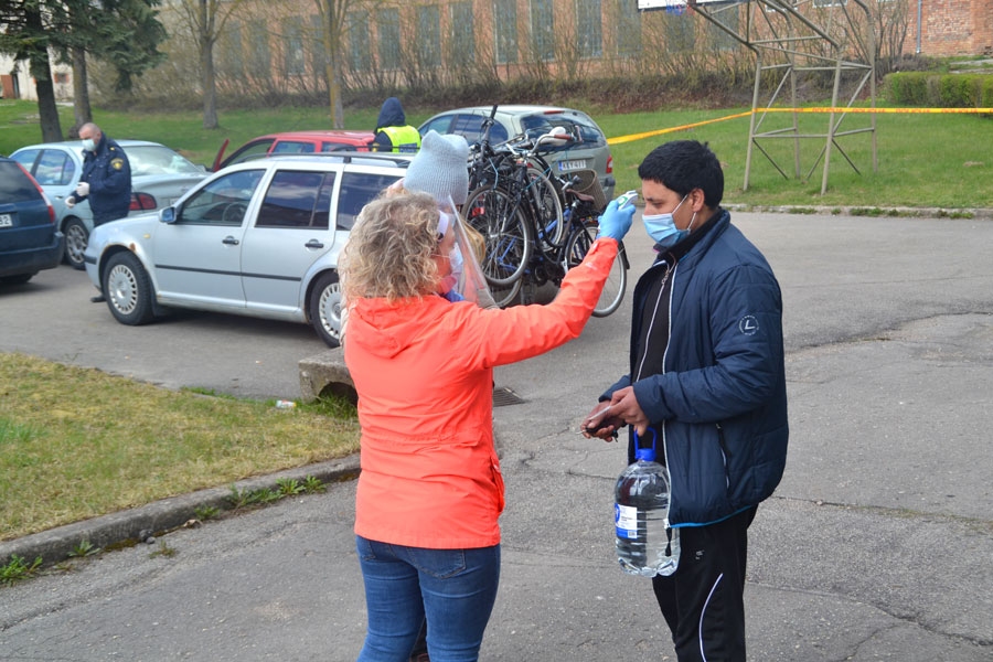 Marta Augucēviča pirms došanās uz robežpunktu visiem 
pārbaudīja ķermeņa temperatūru.
Autors: Kaspars Kalējs