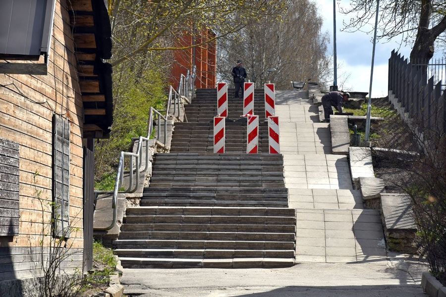 Saules ielas kāpņu remontu veic Verners Čerņevskis (no labās) un Georgs Bruža.
Autors: Ivars Bogdanovs