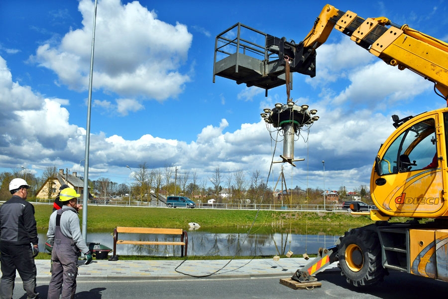 Ar tehnikas palīdzību strūklakas mehānisms ieguldīts ūdenstilpnē. Alvits Grīvnieks teic, ka jau pirmajā siltuma vilnī ap 8. aprīli gribējuši strūklakas uzstādīt, bet labi vien, ka nogaidīts, jo sekojis sals, un tas var mehānismiem kaitēt.
Autors: Ivars Bogdanovs