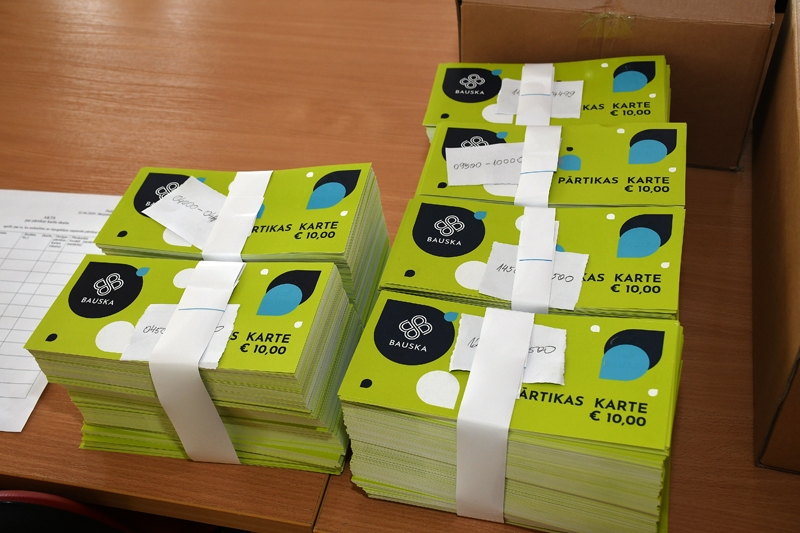 Šodien, 24. aprīlī, Bauskas novada sociālais dienests no tipogrāfijas saņēmis 15 000 pārtikas kartes.
Autors: Ivars Bogdanovs