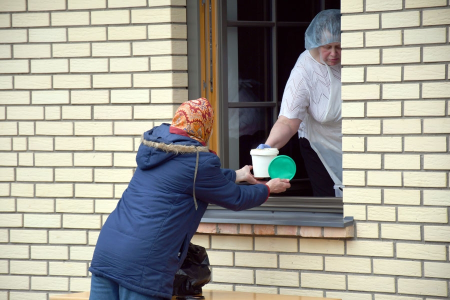 Par zupas virtuves darbu rūpējas pavāre Juta Laurate. Attēls uzņemts, kad maltītē bija makaroni ar maltās gaļas mērci un saldēdiens – auzu pārslu biezputra ar ievārījumu.
Autors: Ivars Bogdanovs