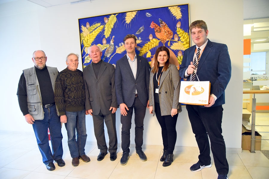 Grāmatas izdošanas atbalstītāji viesojas a/s «Balticovo». Trešais no labās Toms Auškāps.
Autors: Uldis Varnevičs