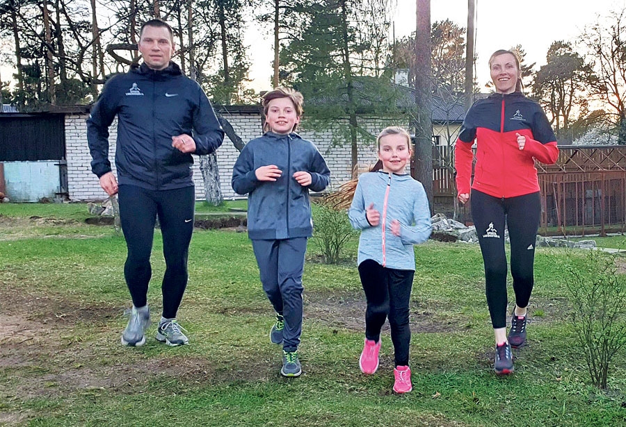 Skolas un sporta skolas attālināto uzdevumu izpildē līdz ar deviņgadīgo Matīsu un septiņgadīgo Luīzi aktīvi iesaistās arī tētis Andris un mamma Sandra.
