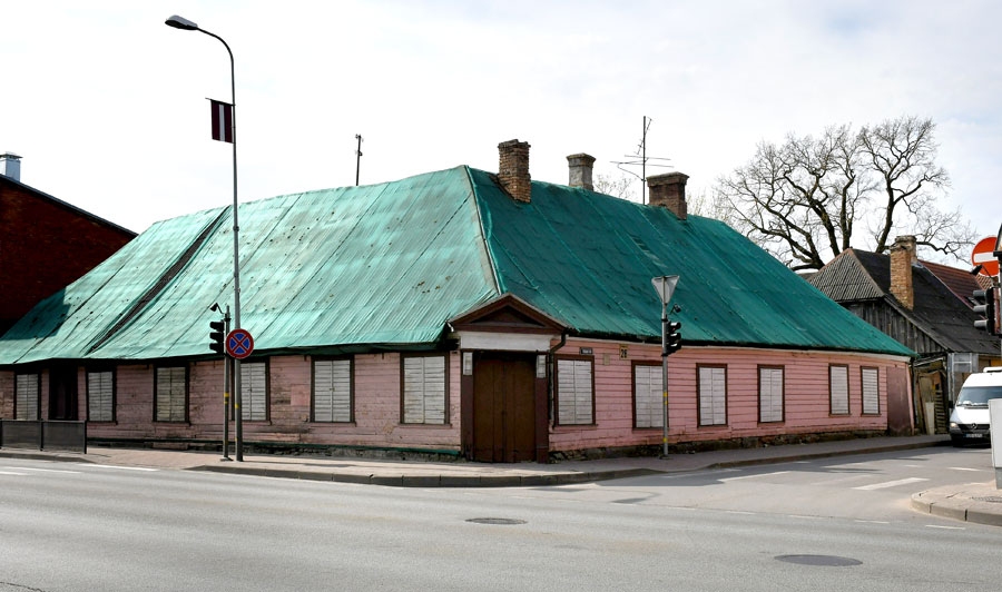 Šis nams Plūdoņa un Kalna ielas krustojumā Bauskā 19. gadsimta beigās un 20. gadsimta sākumā piederēja vācu tirgotājam Eduardam Drengeram. Te atradās pārtikas, koloniālpreču un vīna tirgotava. Mājas daļai pagalma pusē ir grezna fasāde ar koka puskolonnām un citiem dekoratīviem elementiem. Viena šīs koka ēkas daļa ir redzama jau 1797. gada kartē, tātad tā uzcelta vismaz 18. gadsimtā, skaidro Bauskas muzeja vēstures nodaļas vecākais speciālists Raitis Ābelnieks.
Autors: Ivars Bogdanovs