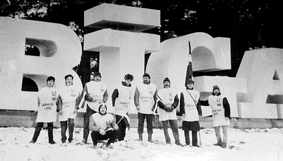 1990. gada 12. martā – iecavnieki protesta gājienā no Iecavas līdz Rīgai, pieprasot neatkarību Latvijai un visai Baltijai. Tas bija dienu pēc tam, kad Lietuvā pieņēma Neatkarības deklarāciju.
Autors: no albuma