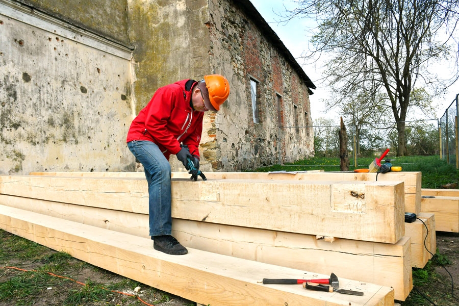 Mežotnes baznīcas torņa atjaunošanu veic SIA «Kvintets M» strādājošie, arī Juris Bērziņš.
Autors: Ivars Bogdanovs