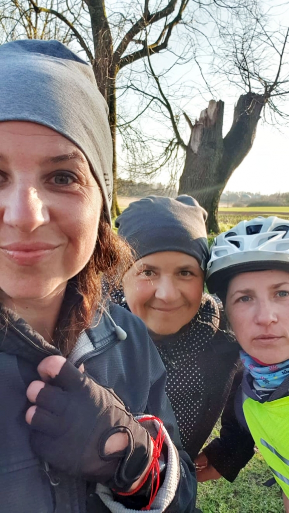 Izaicinājuma dalībnieces Liene Cābele (no kreisās), Kristīne Karele, Elīna Beitiņa.
Autors: no Kareļu ģimenes albuma