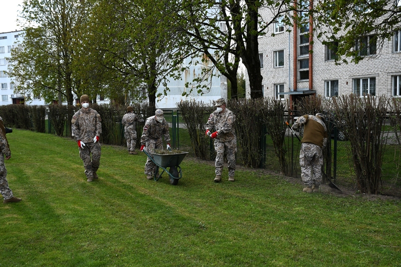 Zemessardzes 1. Rīgas brigādes 53. kājnieku bataljona zemessargi sakopa pirmsskolas izglītības iestādes «Zīlīte» filiāles teritoriju.
Autors: Ivars Bogdanovs