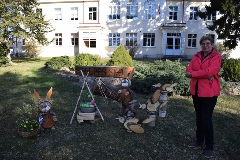 Sandra Neliusa, kultūras darba organizatore, pie Stelpes pamatskolas šajās Lieldienās.
Autors: Žanna Zālīte