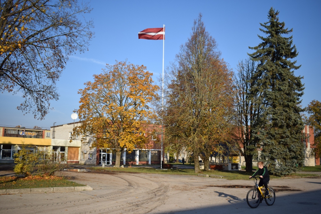 Misas ciema centrā lielizmēra karogs mastā ir gan svētkos, gan ikdienā. Kā teic Sandra Vēvere: «Mēs esam lieli patrioti, un Misā karogs kā kārtīga saimnieka sētā plīvo visu laiku.»
Autors: Žanna Zālīte