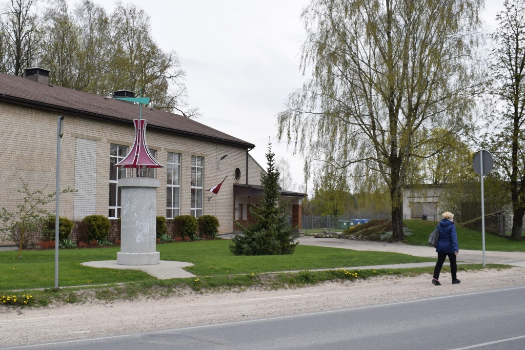 Pie Vecumnieku tautas nama Neatkarības atjaunošanas dienā aicina skatīt atmiņu izstādi par 1990. gada 4. maiju.
Autors: Žanna Zālīte