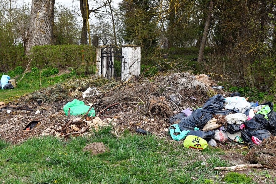 Važītes kapus Rundāles novadā ieskauj atkritumu kaudzes.
Autors: Ivars Bogdanovs