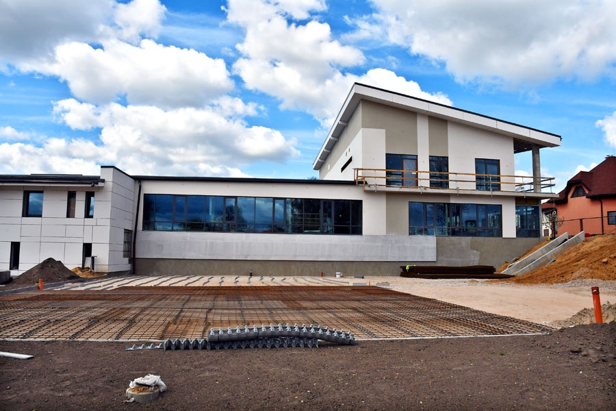 Bauskas stadiona sporta hallei daļēji pabeigta siltināšana un dekoratīvā fasāde.
Autors: Ivars Bogdanovs