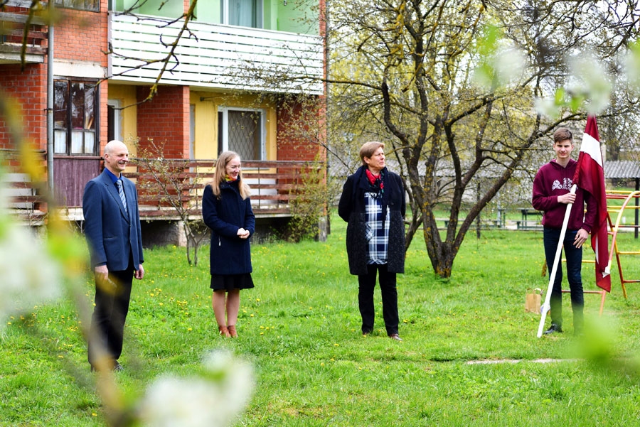 Apsveikuma priekšnesuma «Atver logu svētkiem!» radošā komanda uzrunāja Kalna ielas daudzdzīvokļu māju iedzīvotājus Stelpē. No kreisās – Egils Neliuss, Santa Bračka, Sandra Neliusa un Dāgs Neliuss, 
bet aizkadrā palicis Aigars Dziļums ar trompeti.
Autors: Žanna Zālīte
