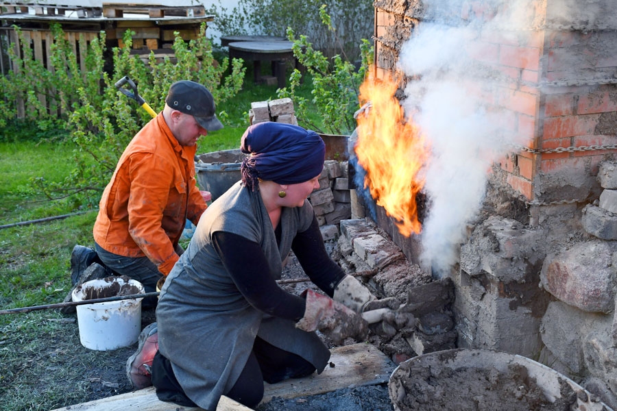Cepļa aizmūrēšana, lai nepieļautu skābekļa pieplūdi. Strādā māksliniece Laura Ikerte un un Māris Ikerts.
Autors: Ivars Bogdanovs