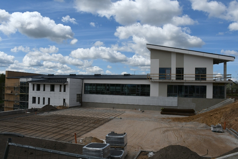 Bauskas pilsētas stadionā topošajai sporta hallei daļēji pabeigta siltināšana un fasādes izbūve, notiek darbi teritorijas infrastruktūras izveidei un sakārtošanai.
Autors: Ivars Bogdanovs