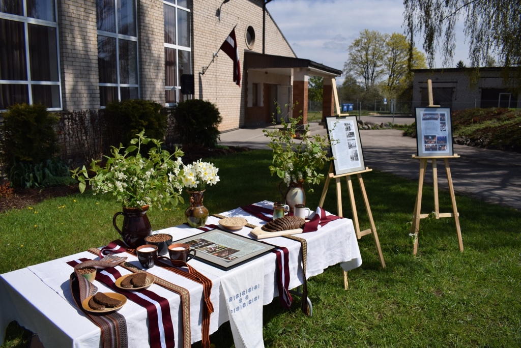 Pie Vecumnieku tautas nama Neatkarības atjaunošanas dienā bija apskatāma atmiņu izstāde par 1990. gada 4. maiju.
Autors: Žanna Zālīte
