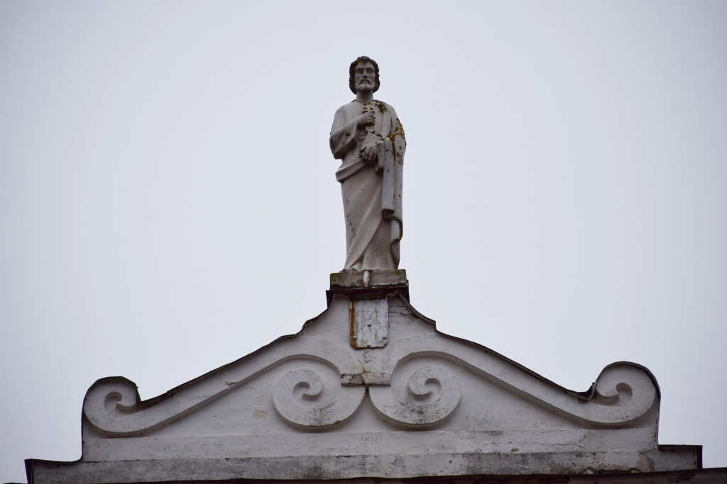 Svētā Pētera skulptūru, kas veidota no betona un pašlaik atrodas uz Kurmenes katoļu baznīcas jumta, vasarā nomainīs no ozolkoka darināts «īsts Svētais Pēteris».