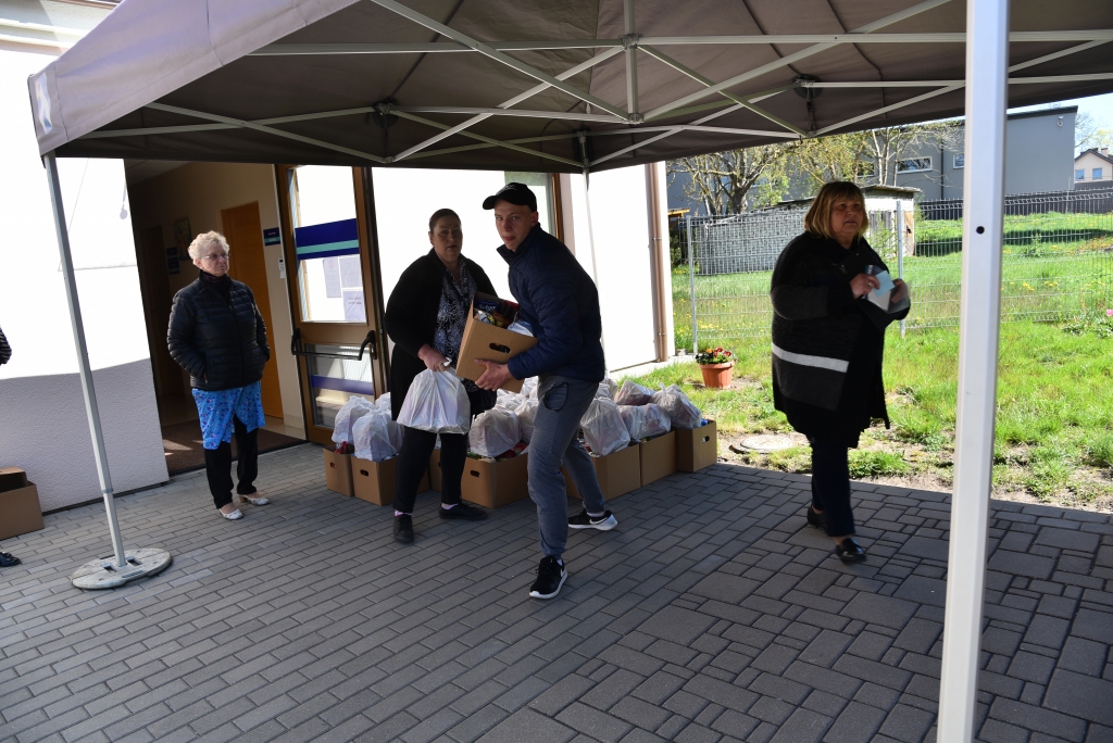 Pārtikas paka sver aptuveni 15 kilogramu, tāpēc tās nogādāšanai mājās no sociālā dienesta nepieciešams transports.
Autors: Uldis Varnevičs