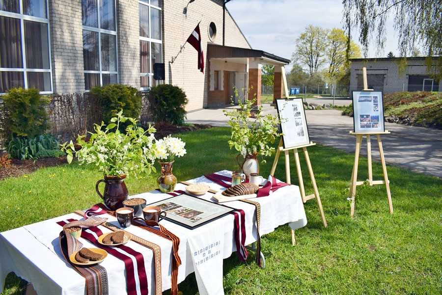 Pie Vecumnieku tautas nama Neatkarības atjaunošanas dienā bija apskatāma atmiņu izstāde par 1990. gada 4. maiju.
Autors: Žanna Zālīte