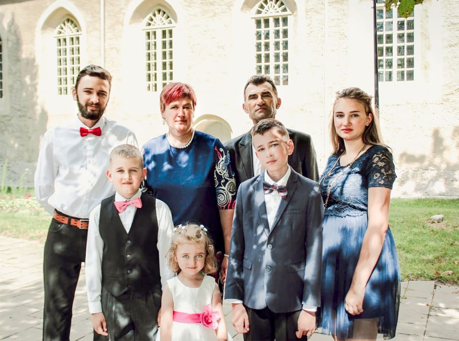 Kļaviņu ģimene. Pirmajā rindā no kreisās: Klāvs, Ance, Mariss (darba autors), Signe. Otrajā rindā: Jānis, mamma Jana, tētis Aigars.
Autors: no personiskā arhīva