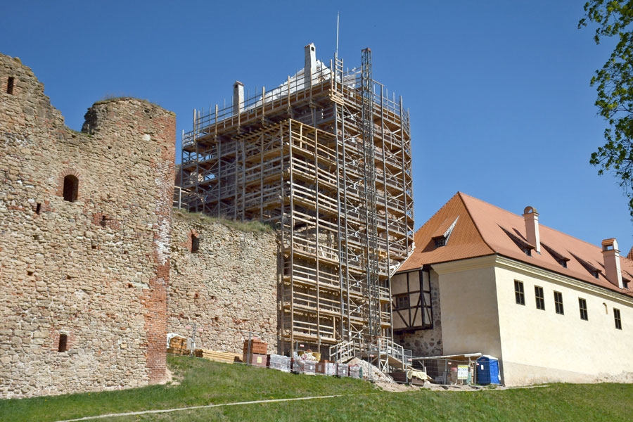 Bauskas pils centrālā torņa rekonstrukcija turpinās. Pašlaik notiek jumta ieklāšana ar kārniņiem.
Autors: Ivars Bogdanovs