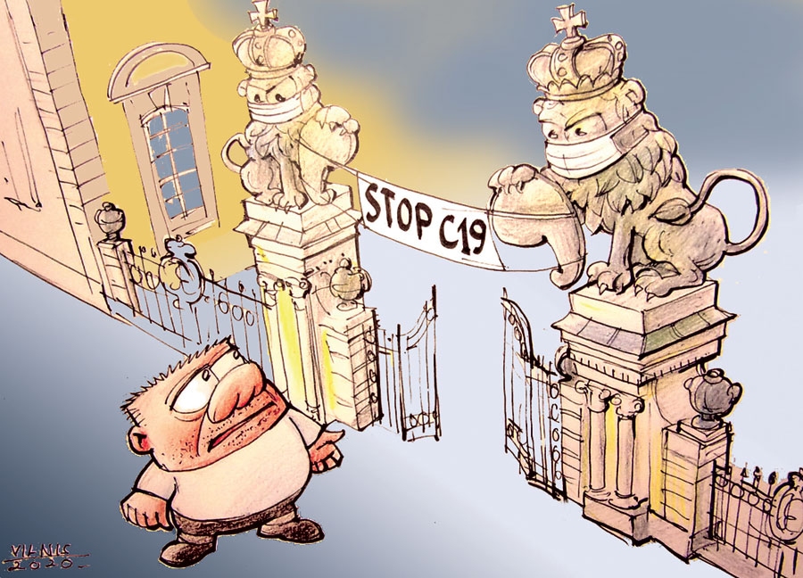 CIK VEIKSMES, CIK PŪLIŅU? FAKTS: Latvija ir viena no Eiropas Savienības valstīm, kuru koronavīruss skāris vismazāk, un pašlaik situācija valstī tiek uzskatīta par stabilu, akcentējot mediķu pašaizliedzīgo darbu un sabiedrības izpratni par notiekošo.
Kamēr viss nebūt nav beidzies,/ Pāragri jau teikt – mums veicies./ Vīrusam ir simtiem dabu,/ Nav nevienas mums par labu./ Valdība bij’ atsperīga,/ Ugam Dumpim paklausīga,/ Visā ievēros ja mēru,/ Nobeigs izsalkušo zvēru./ Rundālē bez pieskāriena,/ Sērgas skarta nav neviena,/ Tikai šķietams pilij tuvums,/ Neapjūsmots dārza smukums./ Mūsu Miķelim nav rimas,/ Redzot ļaužus tirgū, «Rimī»,/ Zemnieks latvietī kad mostas,/ Baiļu nezin viņš, ne posta.
Autors: Zīmējums – Vilnis Bulavs, rīmes – Daina Ziemele