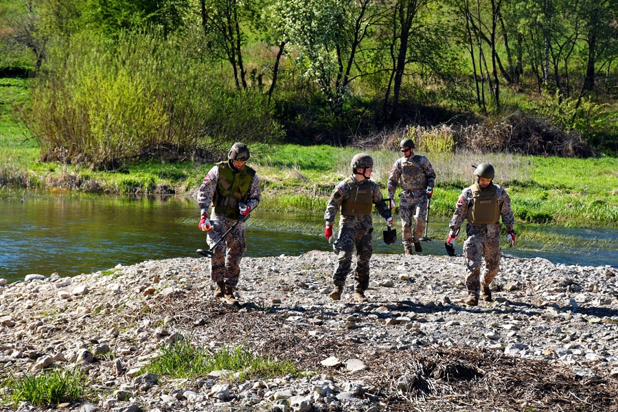 Lielāko vērību, pārbaudot Mūsas krastu, karavīri un zemessargi veltīja akmeņu uzbērumiem.
Autors: Ivars Bogdanovs