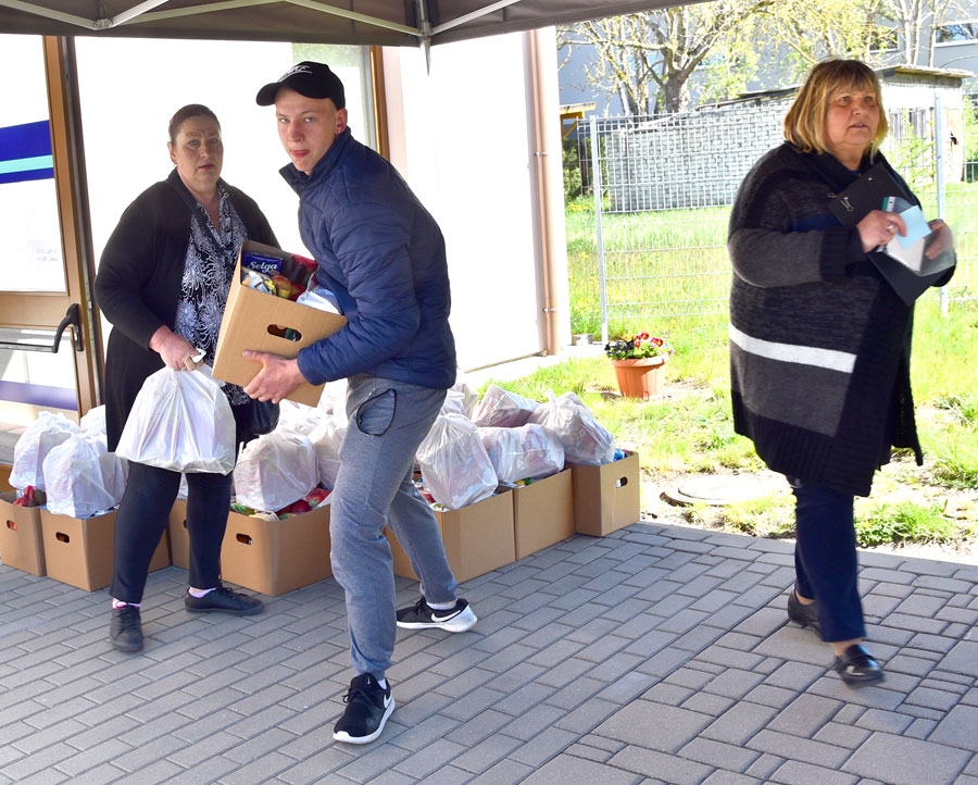 Pārtikas paka sver aptuveni 15 kilogramu, tāpēc tās nogādāšanai mājās no sociālā dienesta nepieciešams transports.
Autors: Uldis Varnevičs