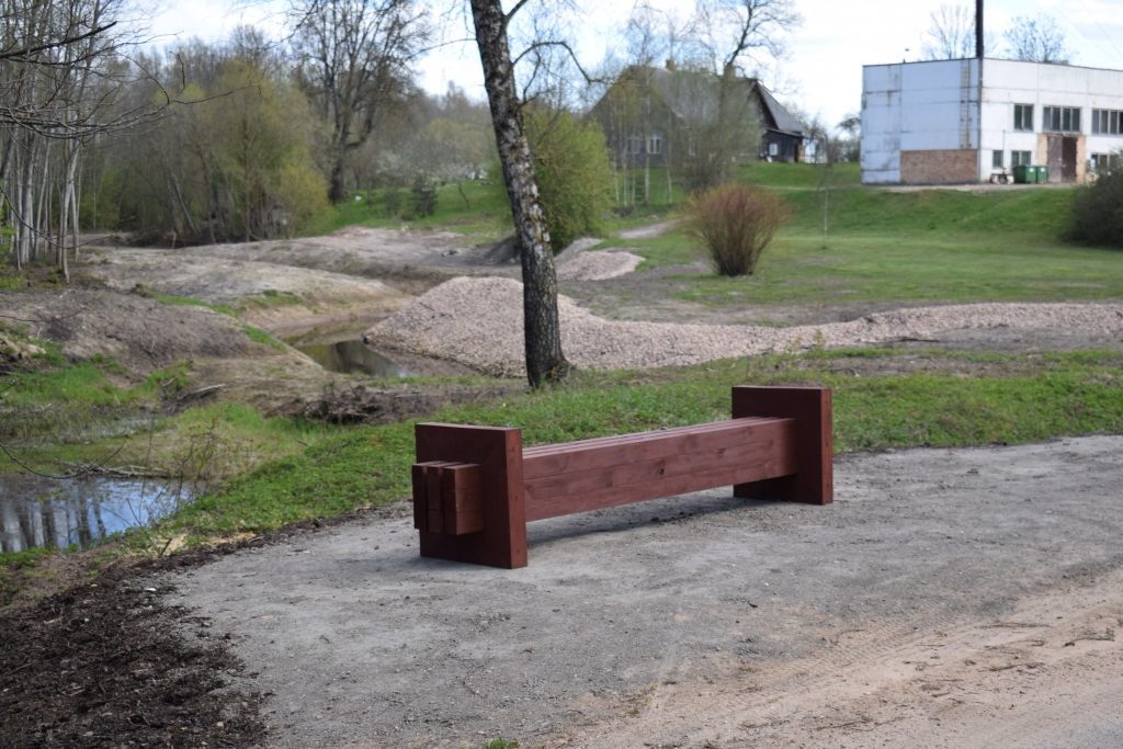 Ezerkrasta ielā tapusi jauna atpūtas vieta. Ap 200 metru garajā posmā paredzēts izvietot divus šādus soliņus.
Autors: Žanna Zālīte