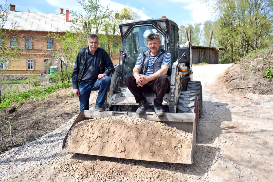Autobusa vadītāji Ivars Zadovskis (no kreisās) un Rimants Eiduks uz laiku pārsēdušies miniiekrāvēja krēslā.
Autors: Žanna Zālīte