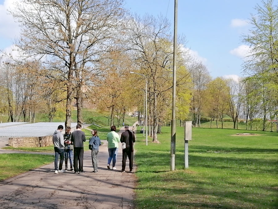 Pilskalna parka teritorija Bauskā allaž ir bijusi tīkama vieta pastaigām, tomēr līdz šim vairāk nekā divi kopā drīkstēja būt tikai vienas mājsaimniecības, ģimenes locekļi.
Autors: Sandra Giptere-Ivanova
