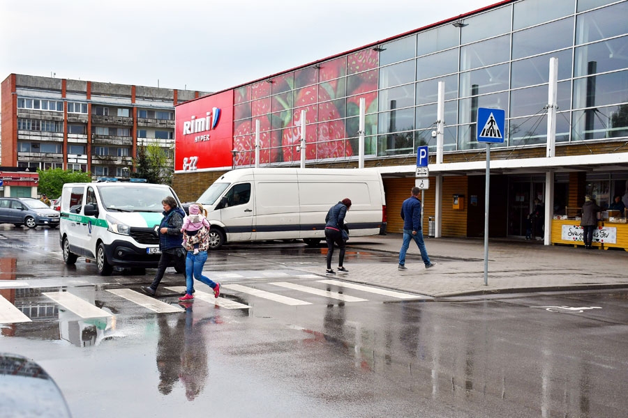 Bauskas pašvaldības policija patrulē, īpaši uzraugot vietas, kur var pulcēties vairāk cilvēku. Viena no tādām – stāvlaukums pie lielveikala «Rimi».
Autors: Ivars Bogdanovs