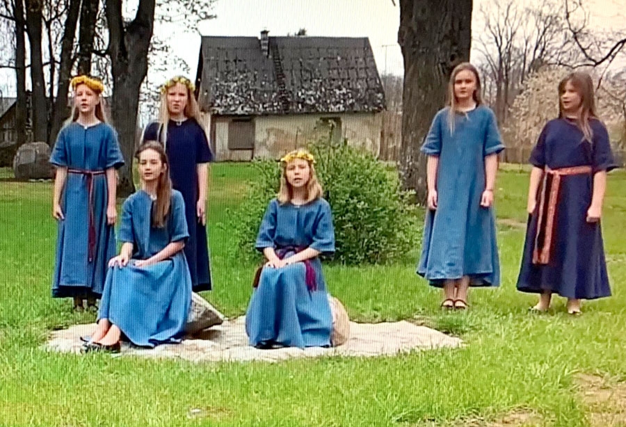 Fragments no Vecumnieku novada amatiermākslinieku videosveiciena Mātes dienā.
Autors: no pašvaldības mājaslapas internetā