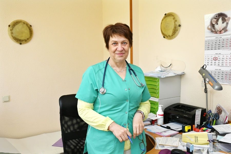 Sandras Lapsas-Ārentas ģimenes ārstes prakses aprūpē Rundāles novadā pašlaik ir ap 3300 pacientu. Daktere pastāstīja, ka ģimenes ārstes ikdiena īpaši nav mainījusies, jo ārkārtas situācija nav atcēlusi ļaudīm arī pārējās kaites.
Autors: Ivars Bogdanovs