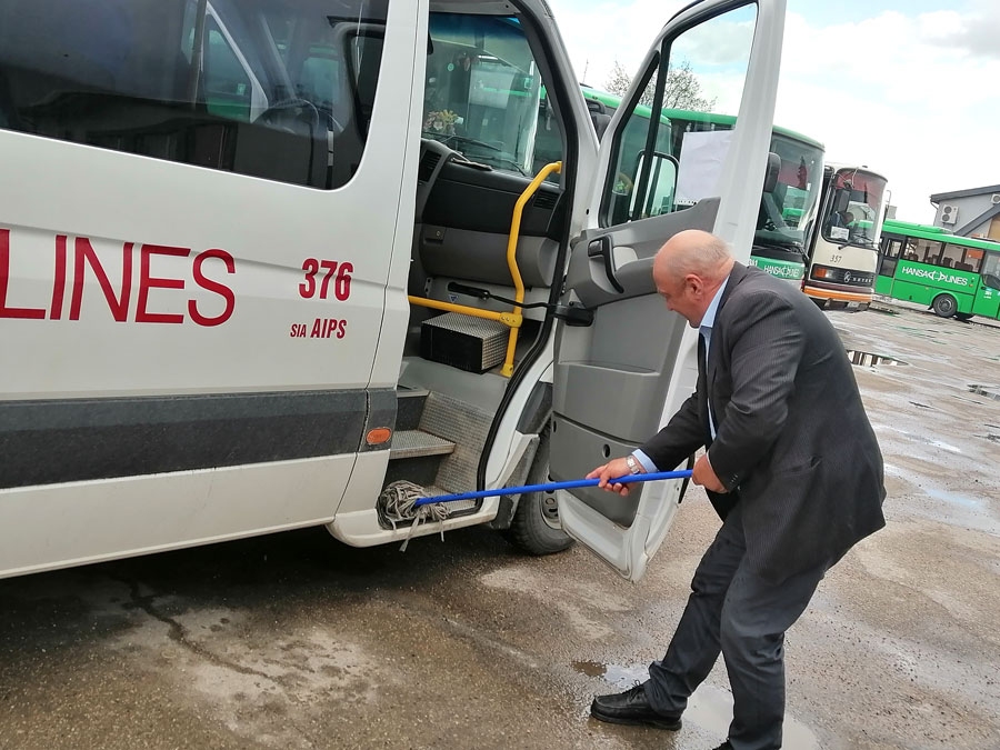 Šoferis Grigorijs Baranovs mazgā autobusu, lai visiem drošāka braukšana.
Autors: Sandra Giptere-Ivanova