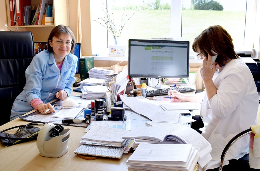 Ģimenes ārste Aija Jurova (no kreisās) un ārsta palīdze Jeļena Vlasova pacientus pieņem gan klātienē, gan konsultē pa telefonu.
Autors: Žanna Zālīte