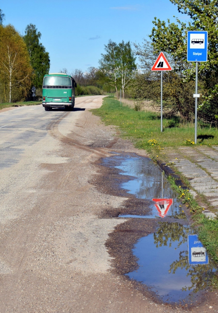 Stelpes ceļš pēc pārbūves kļūs par brauktuvi ar asfalta segumu. Pašlaik nepilnu sešu kilometru garajā posmā cieta klātne ir pavisam mazu gabaliņu ciema centrā.
Autors: Žanna Zālīte