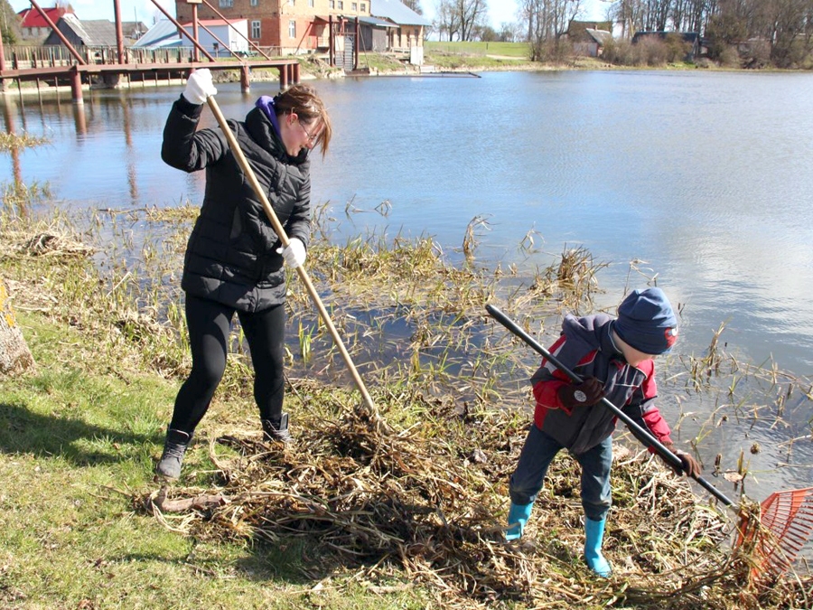 Rundālē iepriekšējos gados talkotāji cītīgi strādājuši, bijuši arī divatā.
Autors: no «Bauskas Dzīves» arhīva